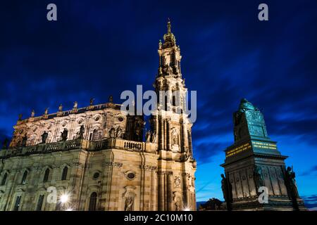 Nachtansicht des Doms der Heiligen Dreifaltigkeit (Hofkirche) in Dresden, vom Schlossplatz aus gesehen. Lange Belichtung. Stockfoto