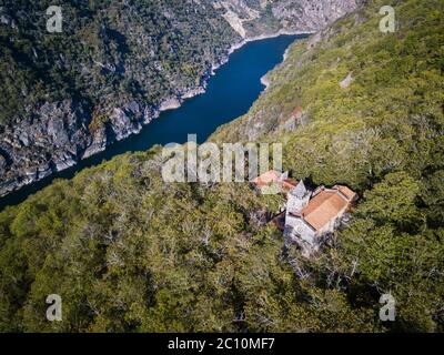 Luftaufnahme von Santa Cristina de Ribas de Sil im frühen Herbst, mit der Schlucht des Flusses Sil. Stockfoto