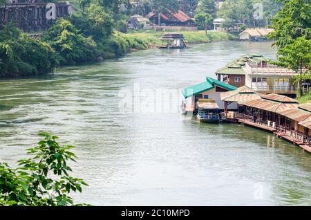 Kwai Noi Fluss unter Tod Eisenbahnbrücke Stockfoto