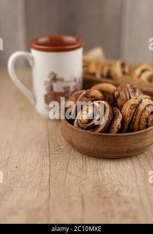 Runde hausgemachte Kekse auf dem Tisch. Gestreifte Kekse mit Kakao und Zimt. Appetitliche Brötchen. Holzhintergrund mit Platz für Text. Essen zu Hause. Stockfoto