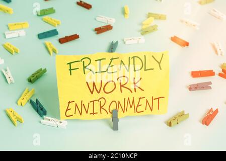 Handschrift Text Schreiben freundliche Arbeitsumgebung. Konzeptionelle Foto Zukunft Stadt smart, modern, Hochhaus Gebäude Umwelt farbige Wäscheklammer pape Stockfoto