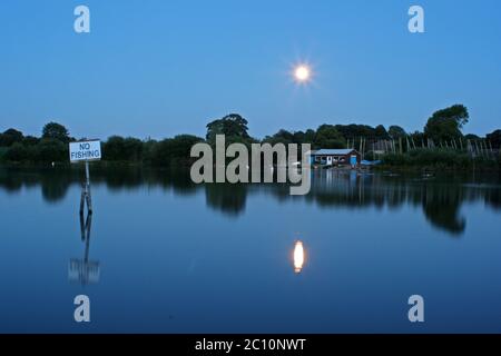 Vollmond über dem See. Stockfoto