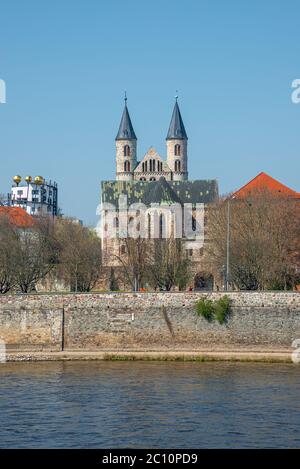 Kirche und Kloster unserer Damen im Frühfrühling in der historischen Innenstadt und Innenstadt von Magdeburg, Deutschland, sonniger Tag, blauer Himmel Stockfoto