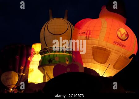 KIEL, DEUTSCHLAND - 22. JUNI 2016: Glühende Heißluftballons im Nachtglühen am 10. Internationale Ballonsegel in Kiel, Deutschland Stockfoto