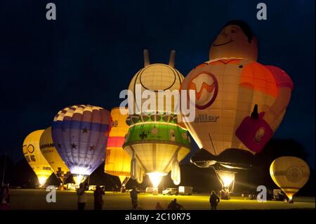 KIEL, DEUTSCHLAND - 22. JUNI 2016: Glühende Heißluftballons im Nachtglühen am 10. Internationale Ballonsegel in Kiel, Deutschland Stockfoto