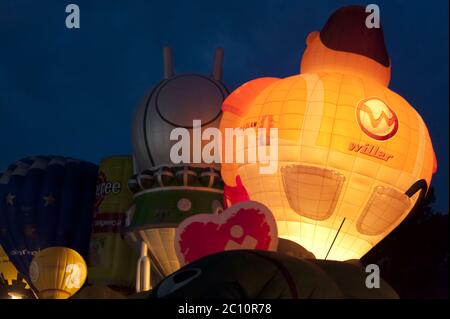 KIEL, DEUTSCHLAND - 22. JUNI 2016: Glühende Heißluftballons im Nachtglühen am 10. Internationale Ballonsegel in Kiel, Deutschland Stockfoto