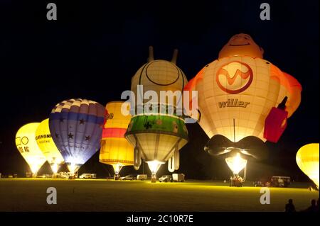 KIEL, DEUTSCHLAND - 22. JUNI 2016: Glühende Heißluftballons im Nachtglühen am 10. Internationale Ballonsegel in Kiel, Deutschland Stockfoto