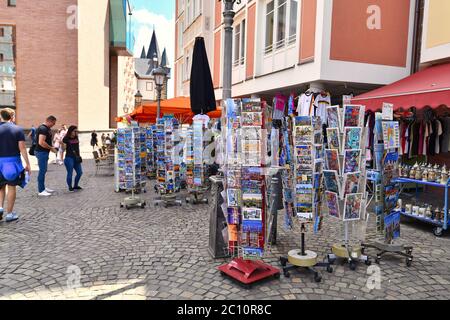 Frankfurt am Main, Deutschland - Juni 2020: Postkarten vor dem Souvenirshop im historischen Zentrum von Frankfurt zu verkaufen Stockfoto