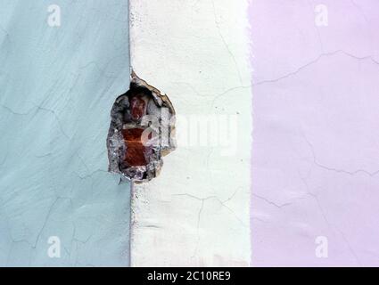 alte Mauer Textur, verputzt und gestrichen in drei Farben Stockfoto