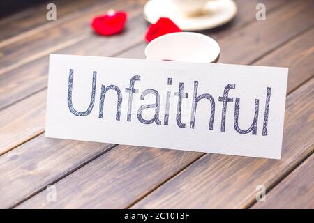 Untreu zu treu auf weißem Papier Stockfoto
