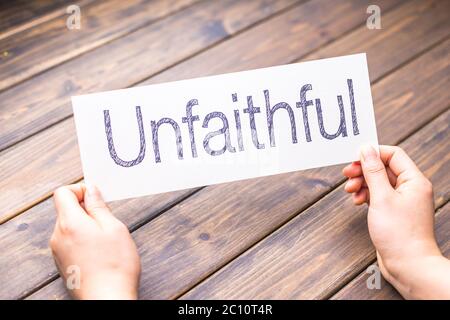 Untreu zu treu auf weißem Papier Stockfoto