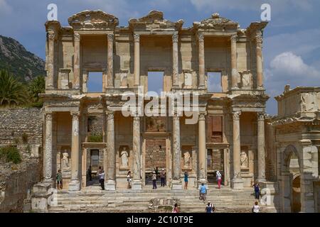 Menschen Besuch und Genuss der antiken Celsius Bibliothek in Ephesus Türkei Stockfoto