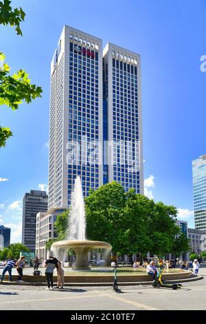 Frankfurt am Main, Deutschland - Juni 2020: Hochhaus der deutschen Niederlassung der Schweizer multinationalen Investmentbank und des Finanzdienstleisters UBS Stockfoto