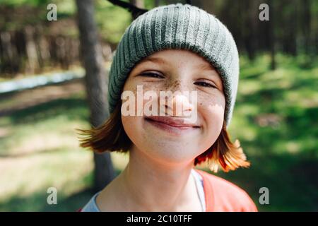 Glänzend lächelnd Sommersprossen Ingwer Mädchen in den Wäldern an einem sonnigen Tag Stockfoto