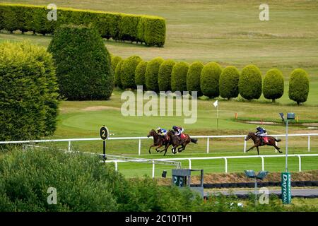 Happy Romance, geritten von Sean Levey (zweiter links) auf dem Weg zum Sieg der britischen Hengststuds EBF Maiden Stakes auf der Sandown Park Racecourse. Stockfoto