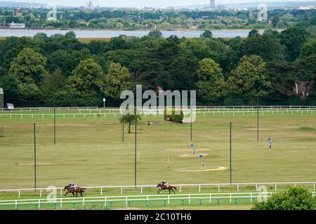 Happy Romance, geritten von Sean Levey (Nr. 5) auf dem Weg zum Sieg der britischen Hengststuds EBF Maiden Stakes auf der Sandown Park Racecourse. Stockfoto