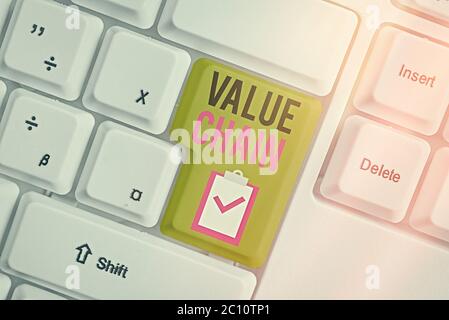 Wertschöpfungskette für Handschrift-Text. Konzeptionelle Fotoarbeiten mit funktionalen Aktivitäten, die das Produkt wertvoller machen Stockfoto