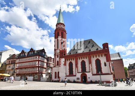 Frankfurt am Main, Deutschland - Juni 2020: Alte St. Nikolaus-Kirche, eine mittelalterliche lutherische Kirche in der Altstadt Stockfoto