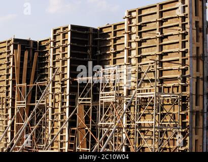 Inventar-Schalung für Stahlbeton unterstützt den Bau der Brücke auf der Verkehrsknotenpunkt Stockfoto