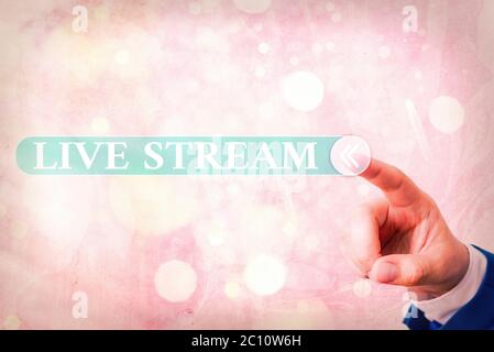 Schreiben Notiz mit Live Stream. Geschäftskonzept für die Übertragung von Video- oder Audiomaterial mit der Nutzung des Internets Stockfoto
