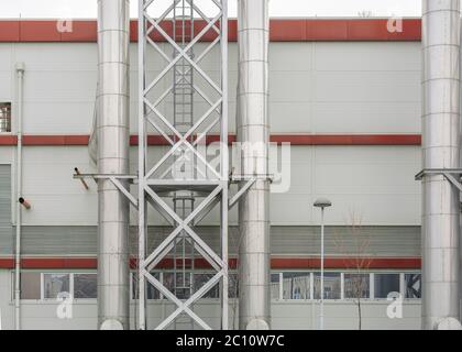 Industriezone und Stahlleitungen, Ventile und Leitern Stockfoto