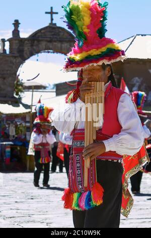 Musiker und Tänzer während eines Festivals auf der Insel Taquile am Titicacasee in Puno Peru. Stockfoto