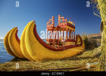 Reed Boot auf schwimmenden Inseln der Uros, Titicacasee in Peru und Bolivien Stockfoto