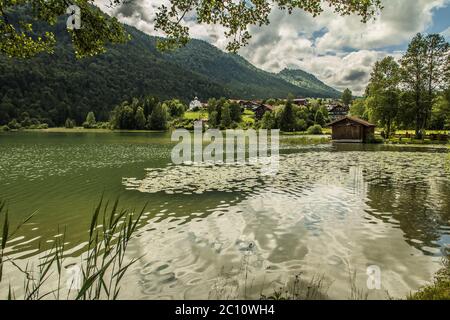 Panoramablick über den Weissensee bei Füssen im Landkreis Ostallgäu nach Oberkirch mit der Kirche St. Nikolaus. Stockfoto