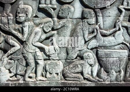 Alte Relief-Schnitzerei mit Khmer-Leuten beim Kochen. Frieze im Bayon Tempel, Angkor Thom, Siem Reap, Kambodscha. Stockfoto