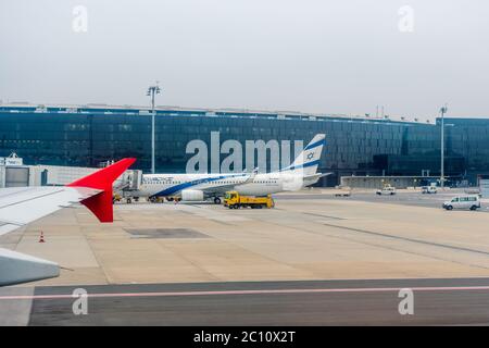 El Al Israel Airlines Boeing 737-8Q8 am Gate des internationalen Flughafens Wien. Stockfoto