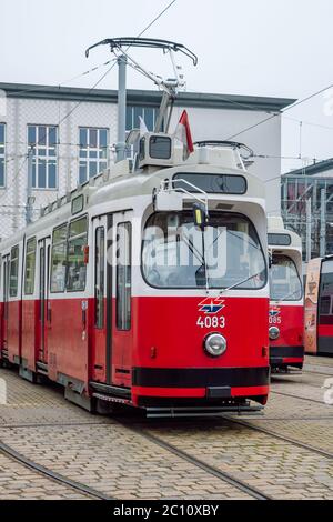 Wien Gelenktriebwagen 4083, gebaut in den 1970er Jahren noch in regelmäßigen Einsatz geparkt in einem Straßenbahndepot, Wien, Österreich Stockfoto