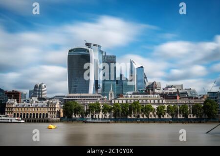 Moderne Wolkenkratzer der City of London, von der Südküste der Themse an einem bewölkten Sommertag aus gesehen. Lange Belichtung. Stockfoto