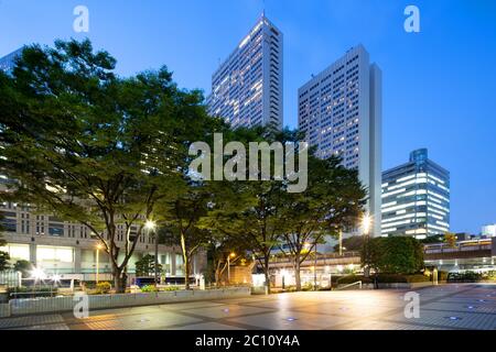 Moderne Bürogebäude in der Innenstadt von Tokio in der Nacht Stockfoto