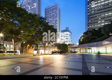 Moderne Bürogebäude in der Innenstadt von Tokio in der Nacht Stockfoto