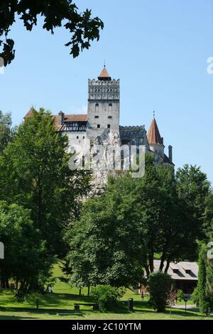 Eine Burg von Bäumen umgeben mit Bran Castle im Hintergrund undefiniert Stockfoto