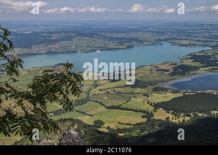 Blick vom Tegelberg Forggensee auf (Mitte) und Bannwaldsee (rechts), im Allgäu Stockfoto