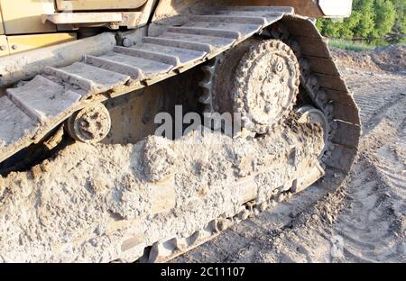 Caterpillar Tractor Bulldozer auf der Baustelle während der von Kreuzungen Stockfoto