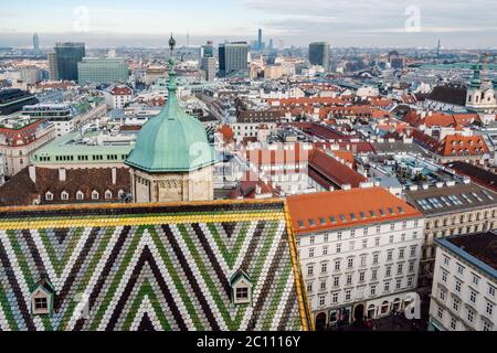 Gigantischer Blick über Wien vom Südturm des Stephansdoms, Panorama Stadtbild, Vienna City Panorama. Stockfoto