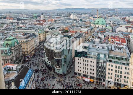 Luftaufnahme des Stephansplatz mit Touristen vom Südturm des Stephansdoms in Wien, Österreich. Stockfoto