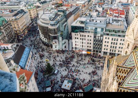 Luftaufnahme des Stephansplatz mit Touristen vom Südturm des Stephansdoms in Wien, Österreich. Stockfoto