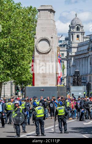 London, Großbritannien. Juni 2020. Eine kleine Gruppe will das Cenotaph bewachen, wird aber schließlich von der Polizei zu th3e Applaus einer Menge außerhalb der Kordon bewegt - Demonstranten, eine gemischte Gruppe von Tommy Robinson Fans, Fußballfans und Veteranen treffen sich, um über die Schäden an Statuen zu beschweren, wie Churchills, Von einer Minderheit der Black Lives Matter Protest vor einer Woche. Kredit: Guy Bell/Alamy Live Nachrichten Stockfoto
