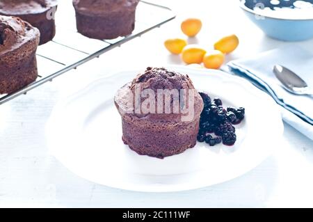 Muffins mit Schokolade und Birnen Stockfoto