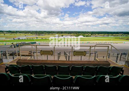 Ein Blick von der Tribüne, als Manigordo von Sean Levey (links) die Long Ditton Novice Stakes auf der Sandown Park Racecourse gewinnt. Stockfoto