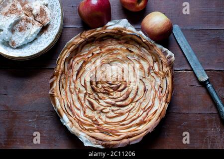 Apfelkuchen mit Zimtcreme auf Holzhintergrund Stockfoto