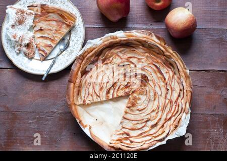 Apfelkuchen mit Zimtcreme auf Holzhintergrund Stockfoto