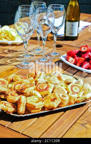 Servieren Tisch Wit Wein Pizza und Erdbeere Stockfoto