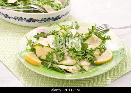 Gericht aus marinierten Zucchini mit Zitrone, Olivenöl, Pfeffer und Parmesan Stockfoto