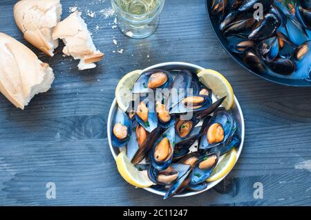 Gekochte Muscheln Marinara mit Tomaten, Knoblauch und Olivenöl Stockfoto