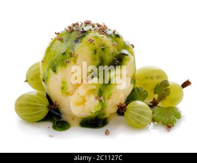 Vanilleeis Dessert mit Stachelbeeren. Stockfoto