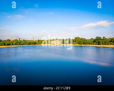 Luftaufnahme des Kensington Palace und des runden Teiches im Hyde Park, London Stockfoto